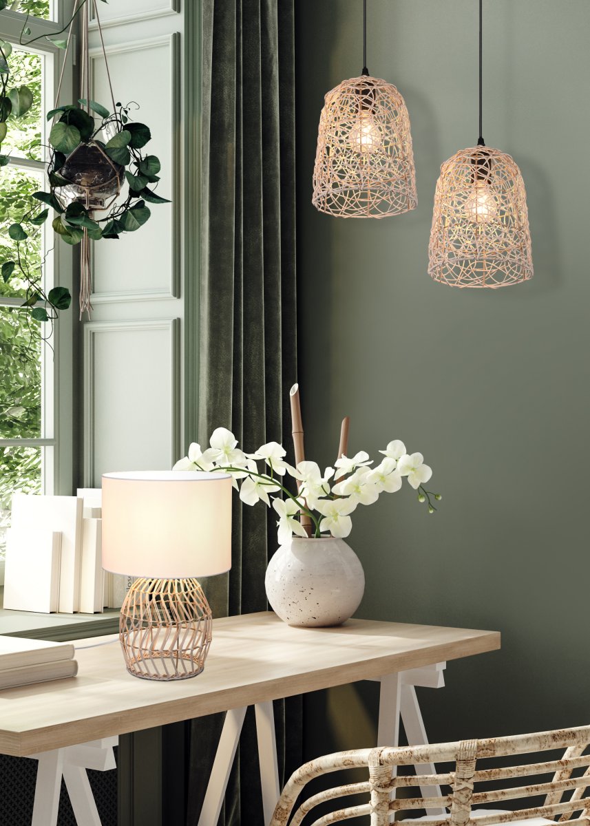 Rike 38cm Natur bordlampe Fra Trio Lighting - Den stilige blandingen av naturlig rotting og den hvite stoffskjermen gj&oslash;r Rike til et blikkfang i stuen, og den smelter harmonisk inn i ulike interi&oslash;rstiler.