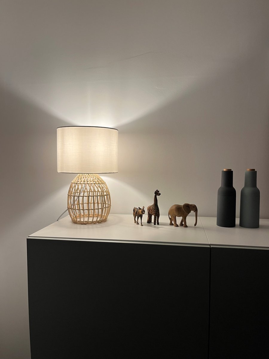Rike 38cm Natur bordlampe Fra Trio Lighting - Den stilige blandingen av naturlig rotting og den hvite stoffskjermen gj&oslash;r Rike til et blikkfang i stuen, og den smelter harmonisk inn i ulike interi&oslash;rstiler.