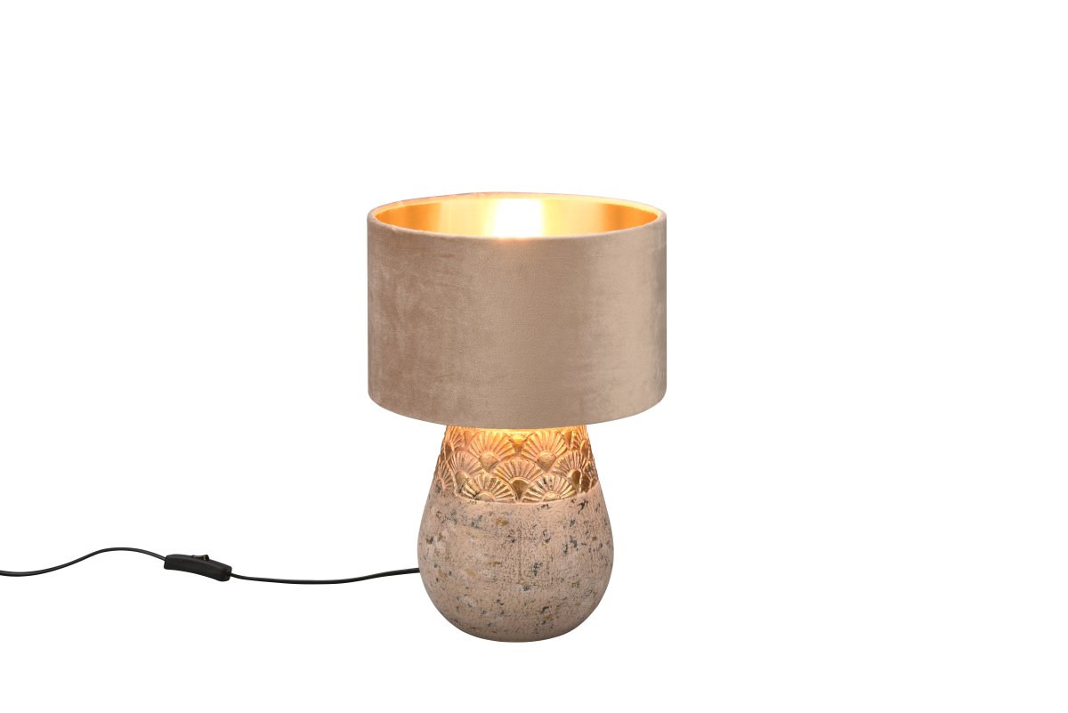 Kiran 38cm Grå bordlampe Fra Trio Lighting - Den sylindriske beige fløyelsskjermen gir et varmt, mykt lys som skaper en behagelig atmosfære, perfekt som nattbordslampe eller for dekorative aksenter på byr&aring; Gr&aring; keramikk med gylne aksenter skaper et grasiøst utseende.