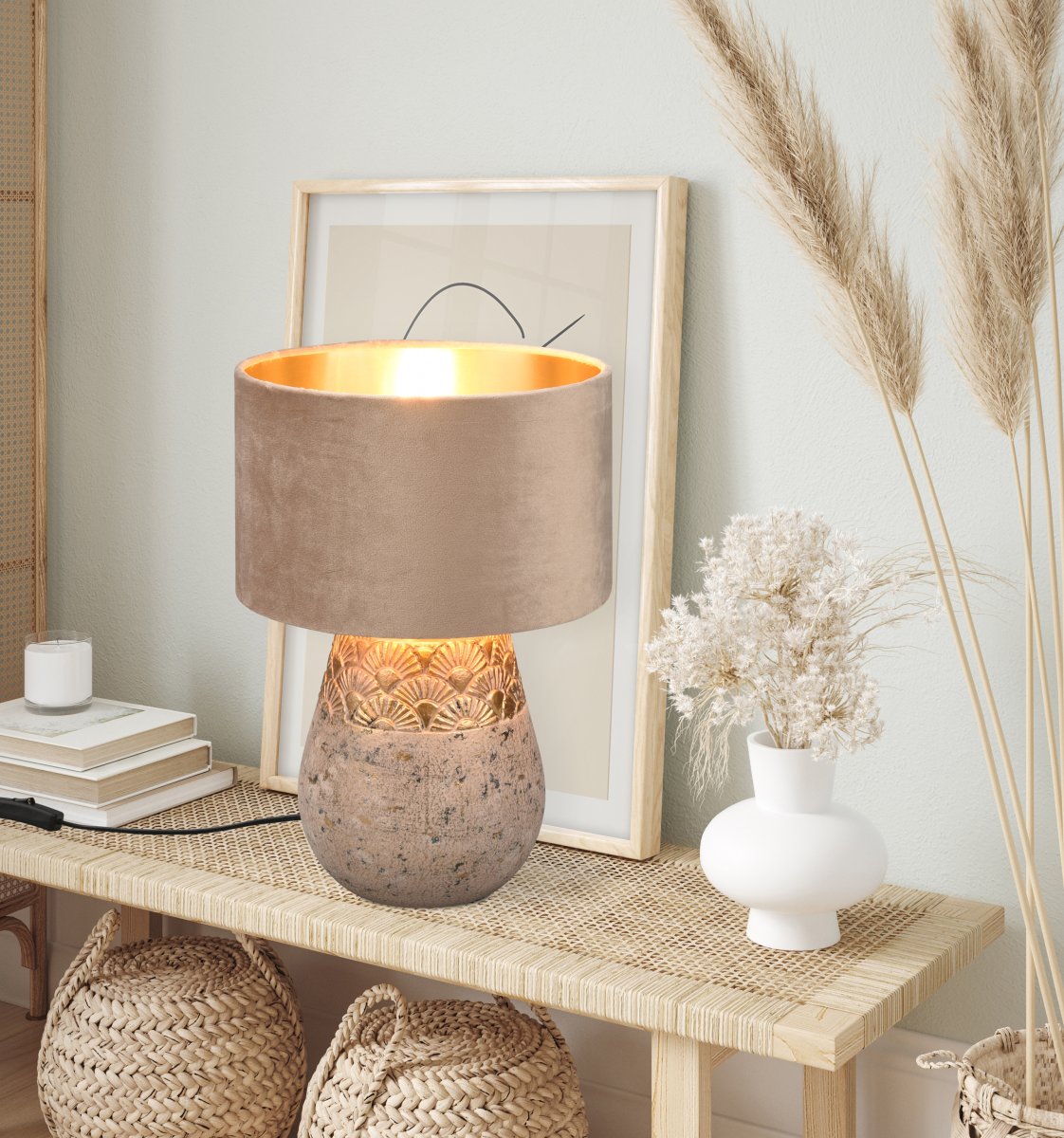 Kiran 38cm Grå bordlampe Fra Trio Lighting - Den sylindriske beige fløyelsskjermen gir et varmt, mykt lys som skaper en behagelig atmosfære, perfekt som nattbordslampe eller for dekorative aksenter på byr&aring; Gr&aring; keramikk med gylne aksenter skaper et grasiøst utseende.