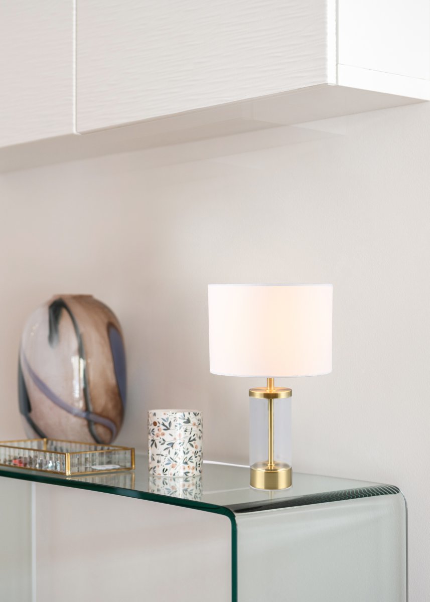 Grazia 34cm Matt messing bordlampe Fra Trio Lighting - Bordlampen Grazia kombinerer en elegant stoffskjerm med en stilig sylindrisk fot i glass og metall, som gir et harmonisk og sofistikert inntrykk.