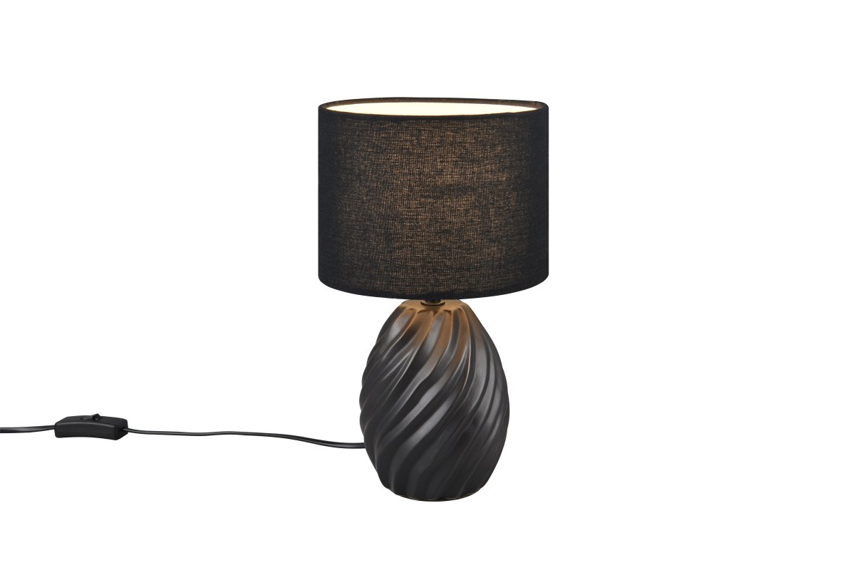 Melva 30cm Svart bordlampe Fra Trio Lighting - Den varme belysningen og den brukervennlige ledningsbryteren gjør lampen både praktisk og vakker.