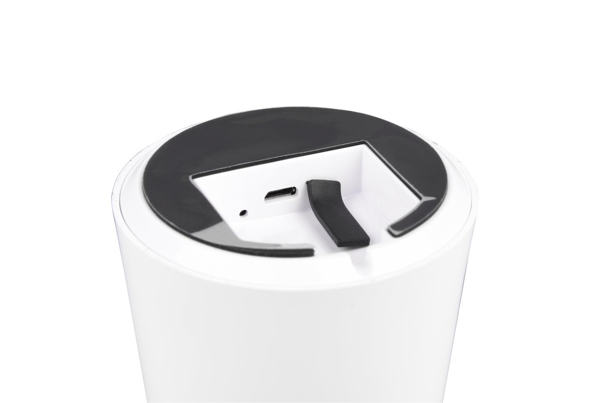 Lennon 22cm Hvit bærbar Fra Trio Lighting - Den batteridrevne lampen kan enkelt tas med til strengefester og enkelt lades via USB-C.