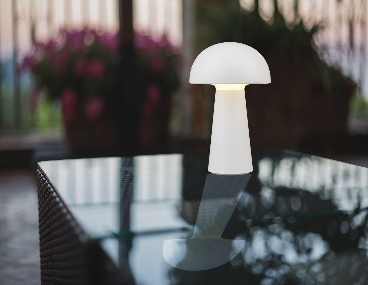 Lennon 22cm Hvit bærbar Fra Trio Lighting - Den batteridrevne lampen kan enkelt tas med til strengefester og enkelt lades via USB-C.