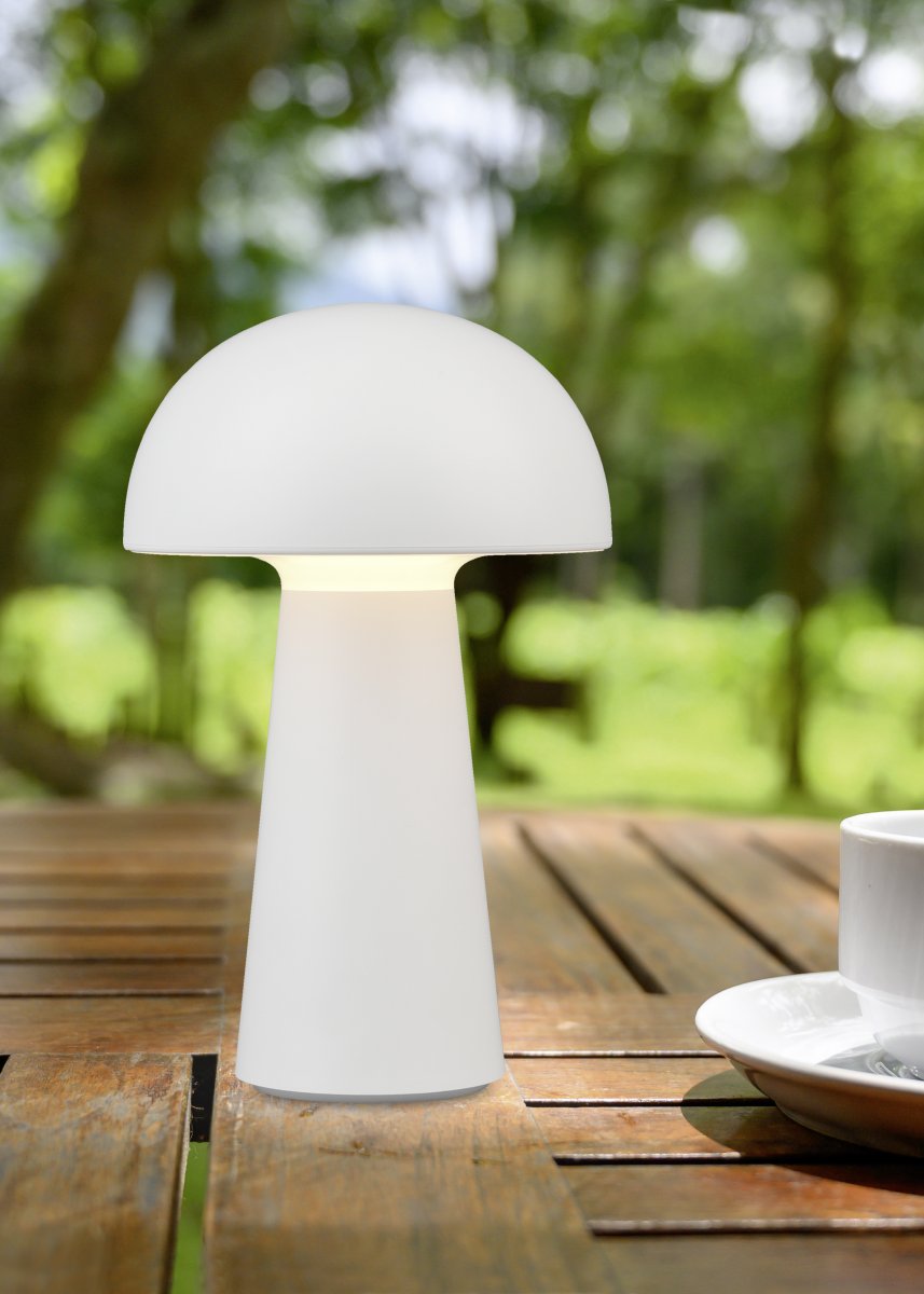 Lennon 22cm Hvit bærbar Fra Trio Lighting - Den batteridrevne lampen kan enkelt tas med til strengefester og enkelt lades via USB-C.