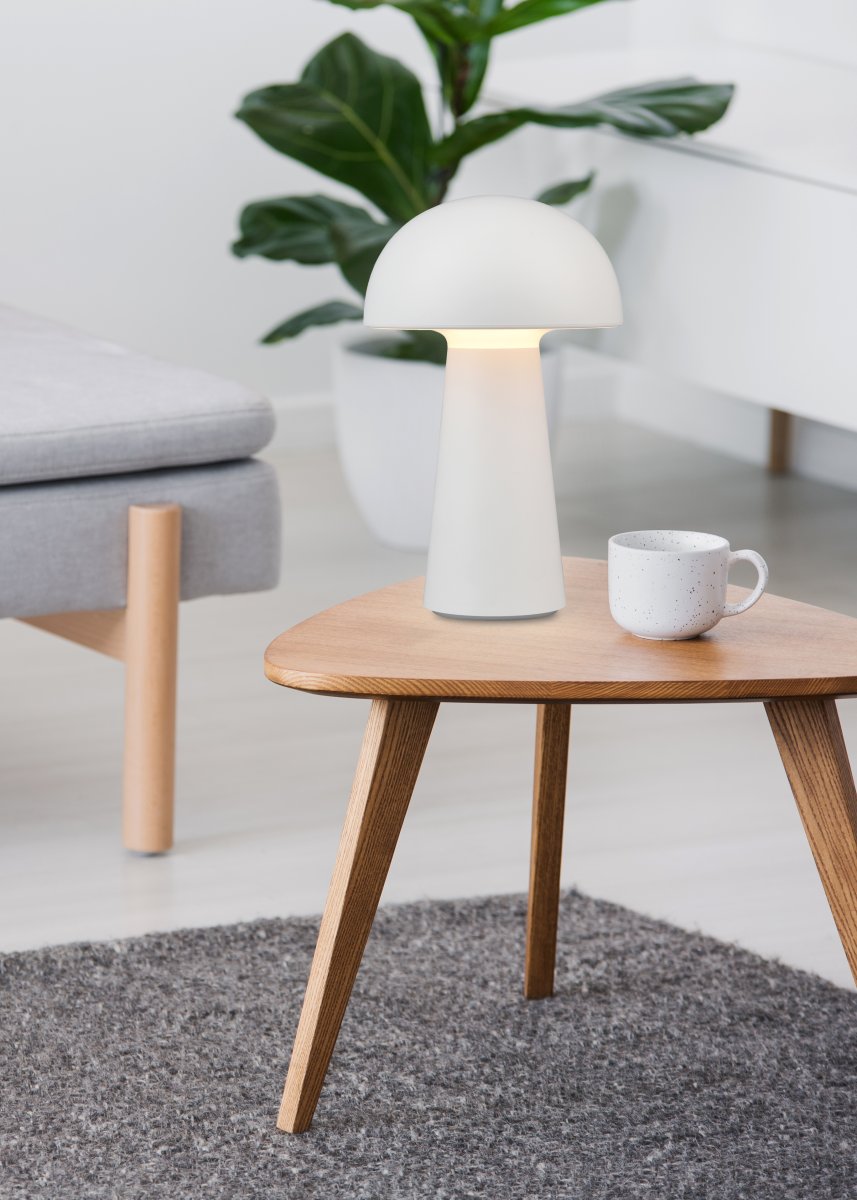 Lennon 22cm Hvit bærbar Fra Trio Lighting - Den batteridrevne lampen kan enkelt tas med til strengefester og enkelt lades via USB-C.