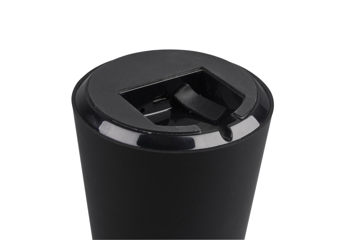 Lennon 22cm Svart bærbar Fra Trio Lighting - Den batteridrevne lampen kan enkelt tas med til strengefester og enkelt lades via USB-C.
