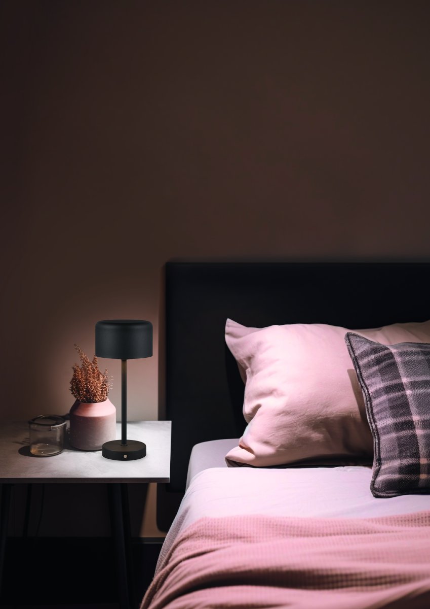Jeff 30cm Svart bærbar Fra Trio Lighting - Med et oppladbart batteri og enkel lading via USB-C-porten kan den plasseres hvor som helst, uten kabler, og skape en koselig lys atmosfære.