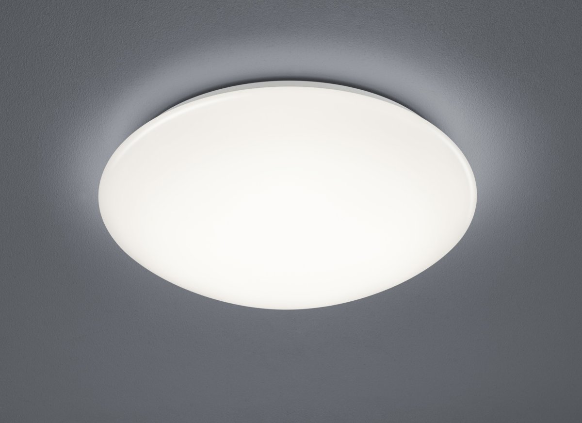 Prodo Ø50 Hvit plafond Fra Trio Lighting - 50 cm passer den perfekt i b&aring;de stue og soverom.