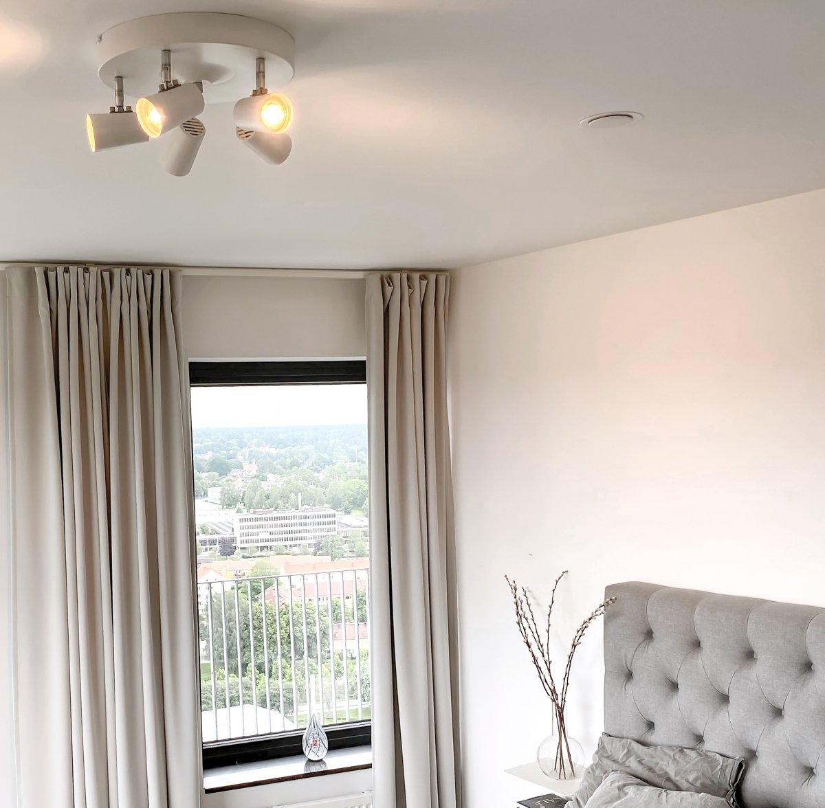 Pilot 5 Hvit spotlight Fra Aneta Lighting - Passer like godt på kjøkkenet, som i gangen eller soverommet der det er behov for sterkt og godt lys.