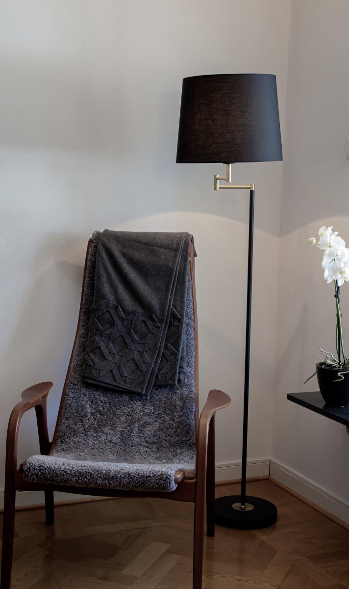 Birka Svart gulvlampe Fra Aneta Lighting - Birka gulvlampe i hvitlakkert metall og detaljer i messing p&aring; svingarm, inkludert tekstilskjerm.