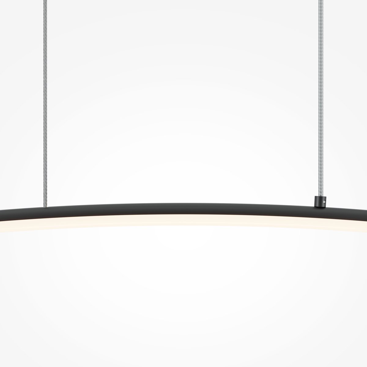 Light Reflection 98cm Svart Taklampe Fra Maytoni - Den har en justerbar fargetemperatur fra 3000K varmhvitt lys til 4000K hvitt lys, noe som gjør den perfekt for å tilpasse lyset til stemningen.