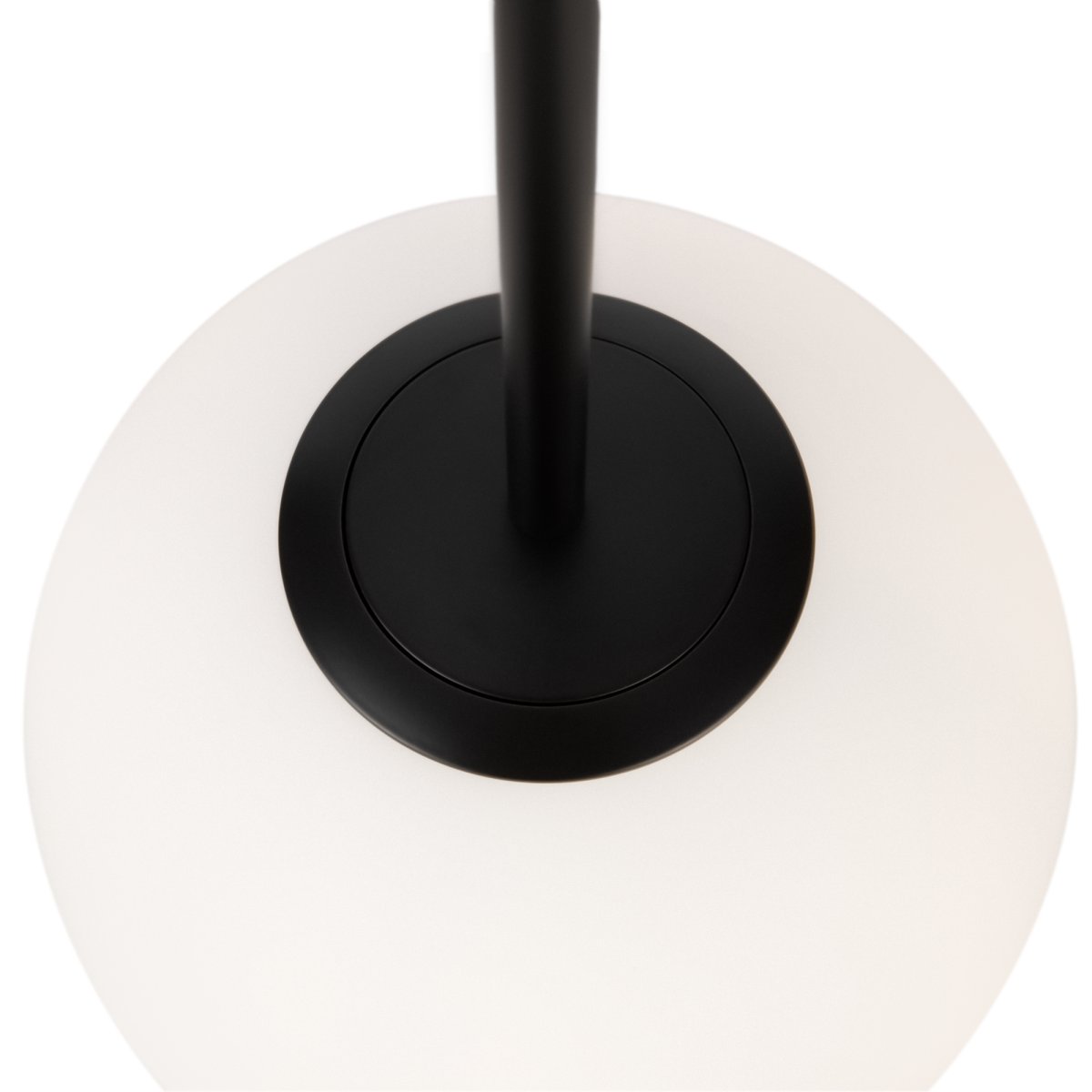 Basic form Ø20 Svart Taklampe Fra Maytoni - Med sin myke globus i opalglass og en smal metallisk armatur i sort finish gir lampen et vakkert og behagelig lys som passer perfekt i både moderne og klassiske interiørstiler.