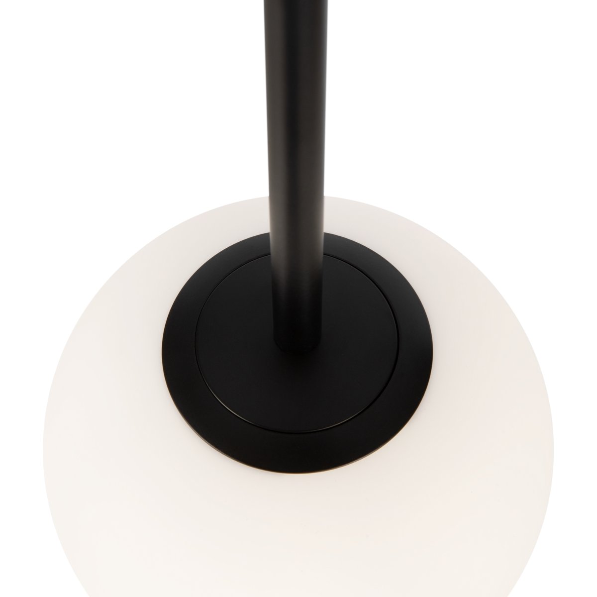 Basic form Ø15 Svart Taklampe Fra Maytoni - Med sin myke globus i opalglass og en smal metallisk armatur i sort finish gir lampen et vakkert og behagelig lys som passer perfekt i både moderne og klassiske interiørstiler.