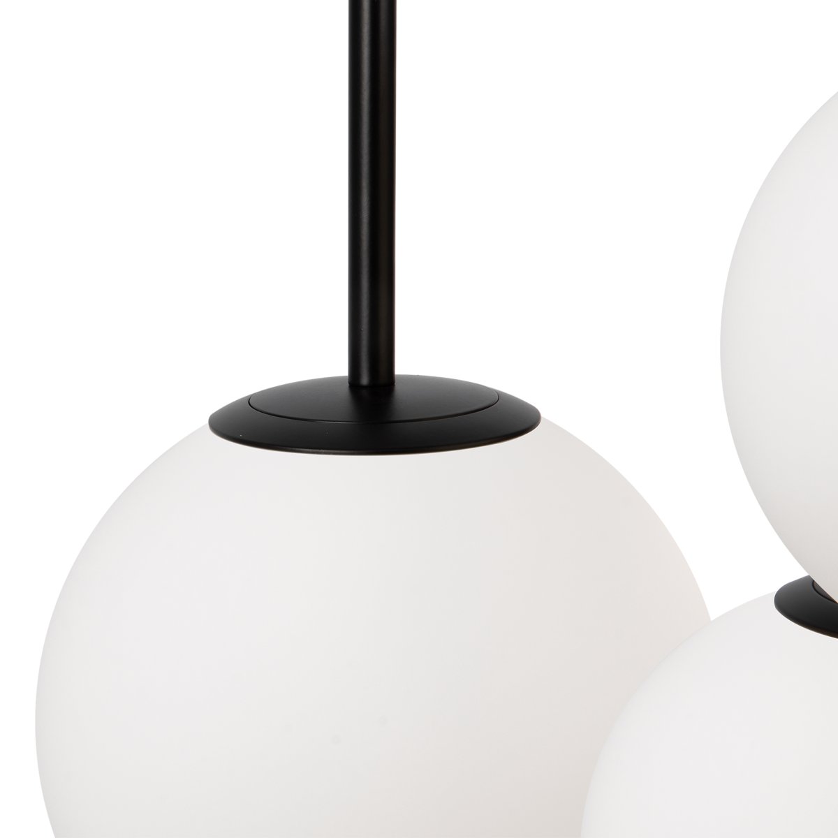 Basic form Ø40 Svart Taklampe Fra Maytoni - Denne moderne taklampen med sine tre sfæriske globuser av opalglass og sorte detaljer skaper et stilig og elegant inntrykk i ethvert rom.