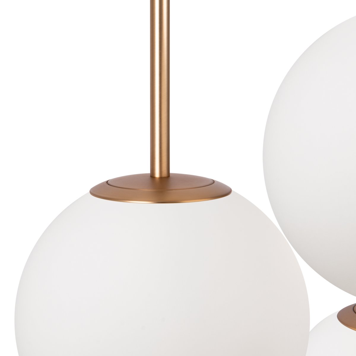 Basic form Ø40 Gull Taklampe Fra Maytoni - Denne moderne taklampen med sine tre sfæriske globuser av opalglass og gylne detaljer skaper et stilig og elegant inntrykk i ethvert rom.