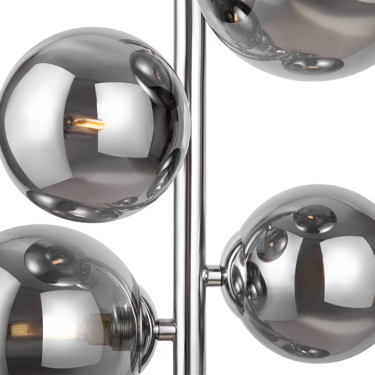 Dallas Ø30 Krom Taklampe Fra Maytoni - Den unike designen med runde glasskupler i forskjellige retninger skaper et dramatisk og elegant lysspill som fyller rommet med varme og karakter.