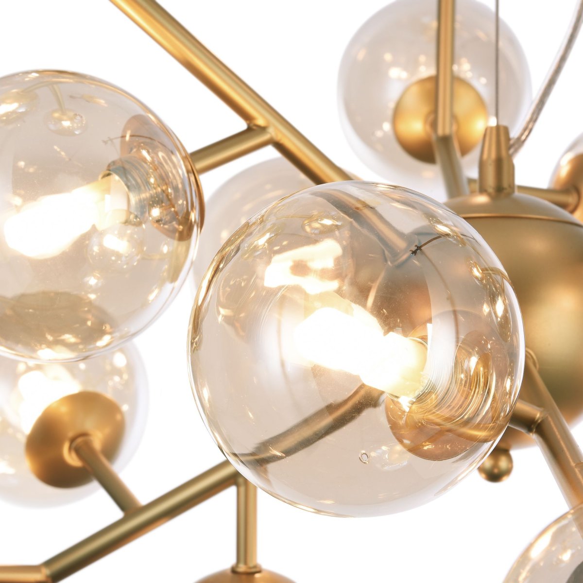 Dallas Ø65 Gull Taklampe Fra Maytoni - Den unike designen med runde glasskupler i forskjellige retninger skaper et dramatisk og elegant lysspill som fyller rommet med varme og karakter.