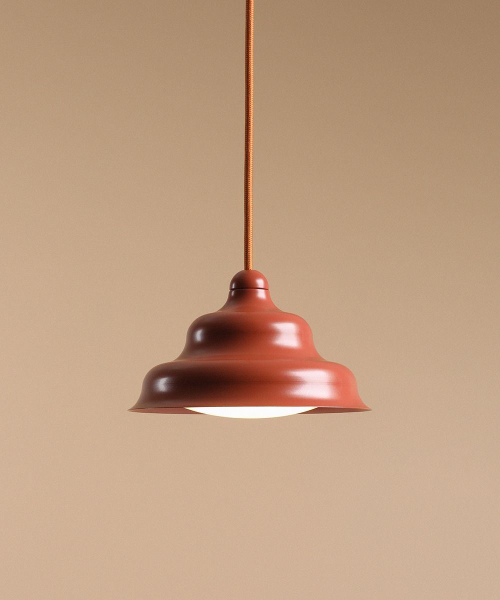 Wave Ø17 Oransje Taklampe Fra Artera - Den solide skyggen av metall i en r&oslash;dbrun farge gir en fin spredning av lys nedover, noe som gj&oslash;r den perfekt &aring; henge over spisebordet eller kj&oslash;kkenet.