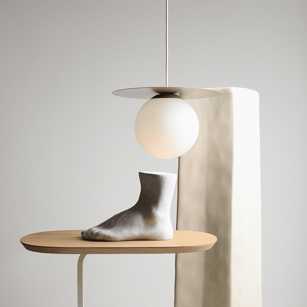 Loop Ø34 Beige Taklampe Fra Artera - Den runde kuppelen i opalt glass har en diameter på 20cm og skaper en fin spredning av lys i rommet.