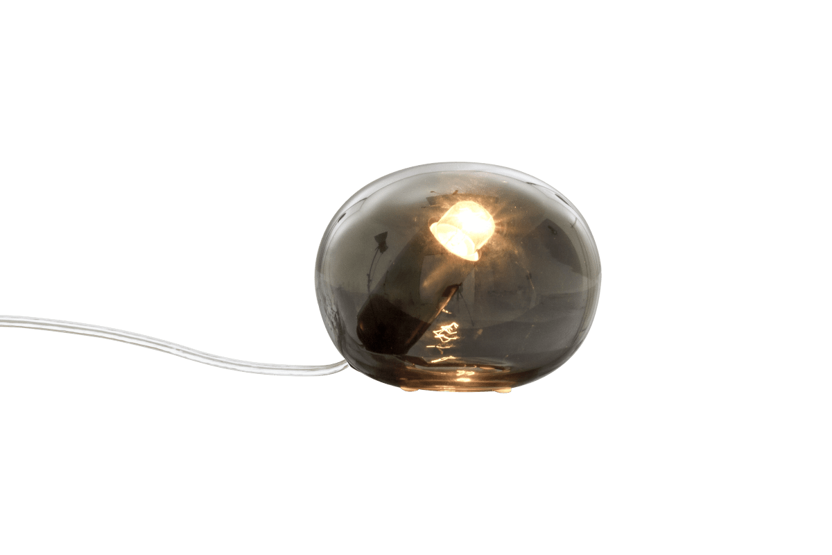Globus 10cm Røykfarget bordlampe Fra Aneta Lighting - Globus bordlampe i r&oslash;kt glass med en lyskilde inni glasskulen som gir et dekorativt og behagelig lys.