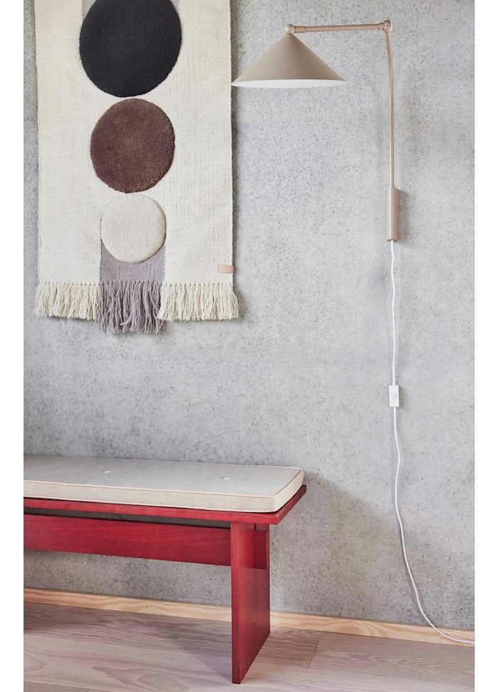 Kasa 60cm Beige vegglampe Fra OYOY - Bruk Kasa som nattbordslampe, som arbeidsbelysning på kontoret eller som et dekorativt lyspunkt i stuen – lampen skaper alltid den rette atmosfæren.