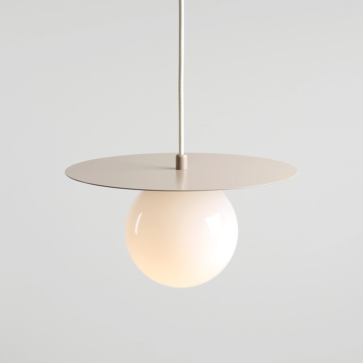 Loop Ø28 Beige Taklampe Fra Artera - Den runde kuppelen i opalt glass har en diameter på 14cm og skaper en fin spredning av lys i rommet.