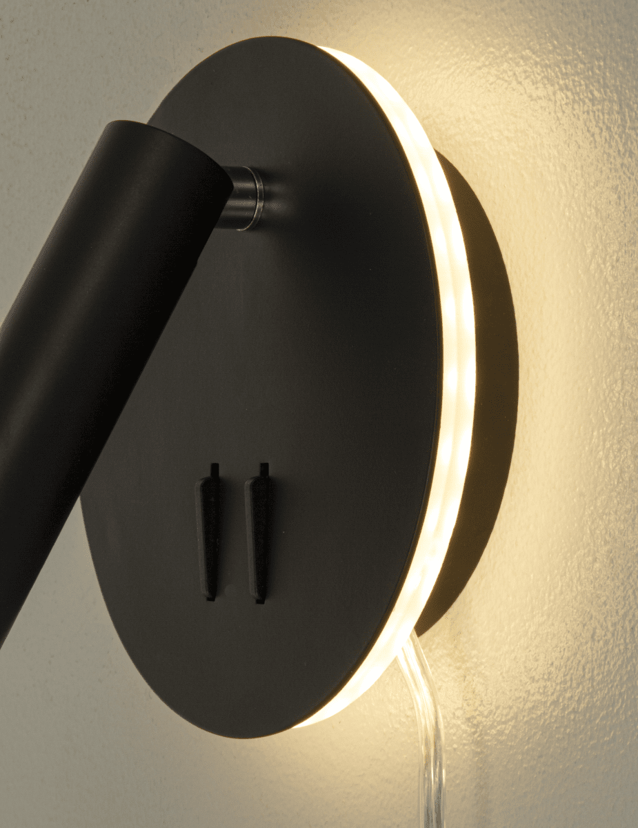 Ace Svart leselampe Fra Aneta Lighting - Lysene er sl&aring;tt p&aring;; og av med en effektbryter p&aring; lampen, hver med sin effektbryter.