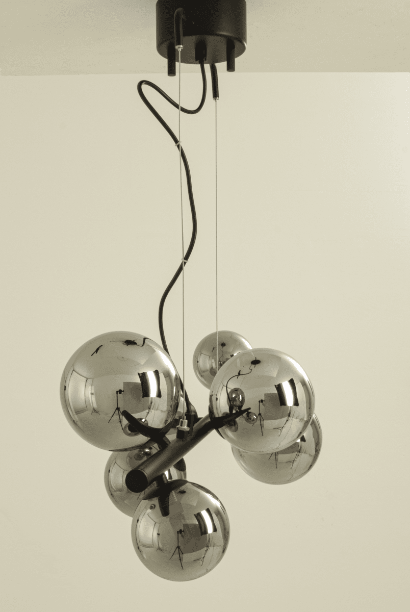 Molekyl 58cm Røykgrå Taklampe Fra Aneta Lighting - MOLEKYL moderne stilig taklampe i sortlakkert metall med 7 røykfargede glasskupler i to forskjellige størrelser.