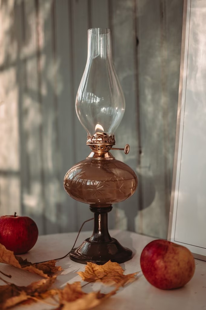 Esmeralda Brun Fra Strömshaga - Den klassiske formen med en elegant fot gjør Esmeralda til en stemningsfull interiørdetalj som passer like godt inn i tradisjonelle som moderne hjem.