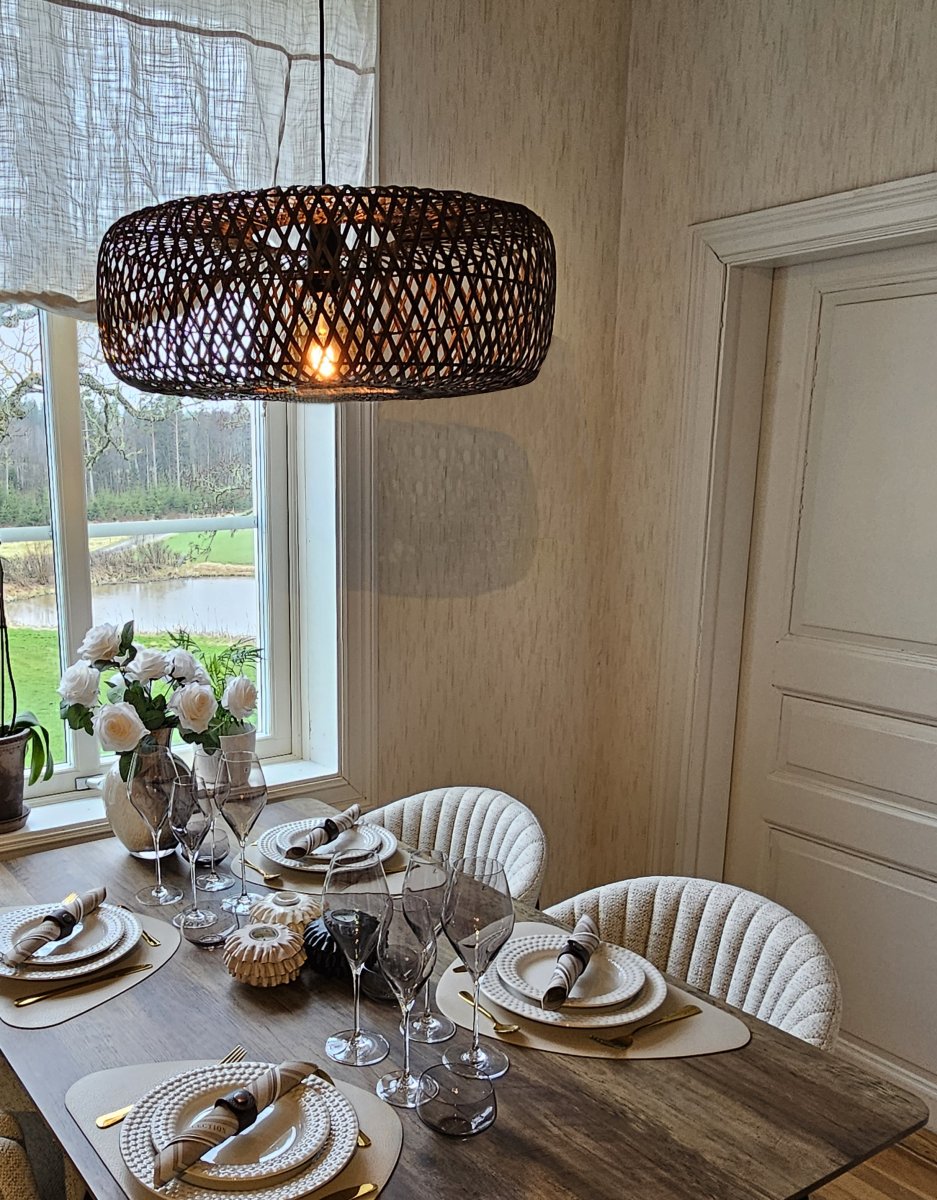 Savanna Ø40 Brun Taklampe Fra Aneta Lighting - Savanna taklampe er en naturlig og jordnær lampe som er perfekt for det moderne, skandinaviske hjemmet.