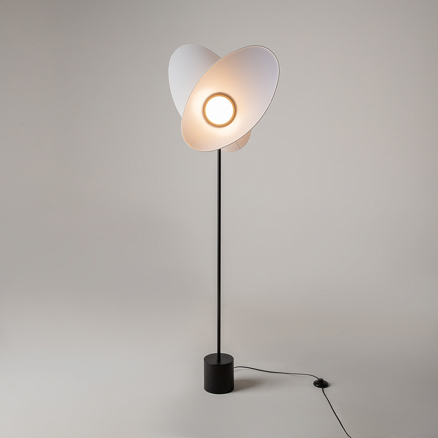 Evolution Hvit gulvlampe Fra Maytoni - Evolution er en moderne LED-gulvlampe med roterbare skjermer som lar deg kontrollere b&aring;de formen og retningen til lyset.