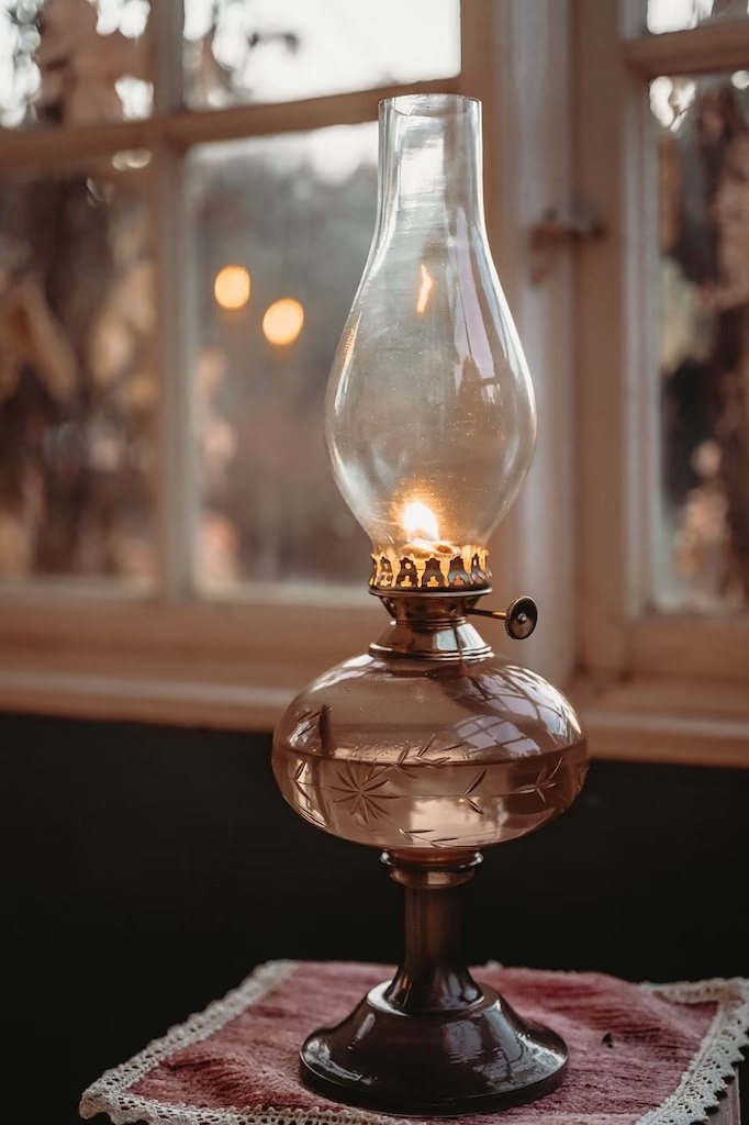 Esmeralda Brun Fra Strömshaga - Den klassiske formen med en elegant fot gjør Esmeralda til en stemningsfull interiørdetalj som passer like godt inn i tradisjonelle som moderne hjem.