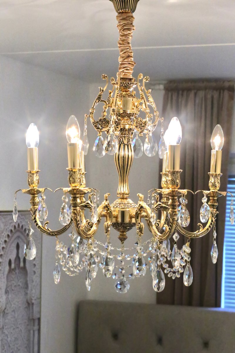 Versailles Ø55 Antikk messing Taklampe Fra Aneta Lighting - De dekorative detaljene i kombinasjon med de klare K9-krystallene skaper en vakker spredning av lys i rommet.