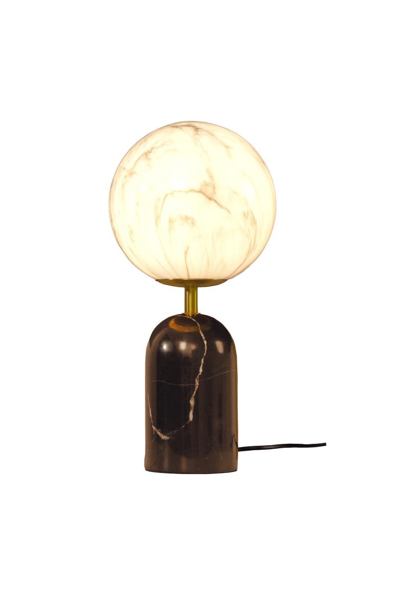 Pierre 30cm Svart og hvitt bordlampe Fra Aneta Lighting - Den solide, svarte steinbasen gir lampen et karakteristisk uttrykk og kompletteres av stilige metalldetaljer i matt messingfinish.