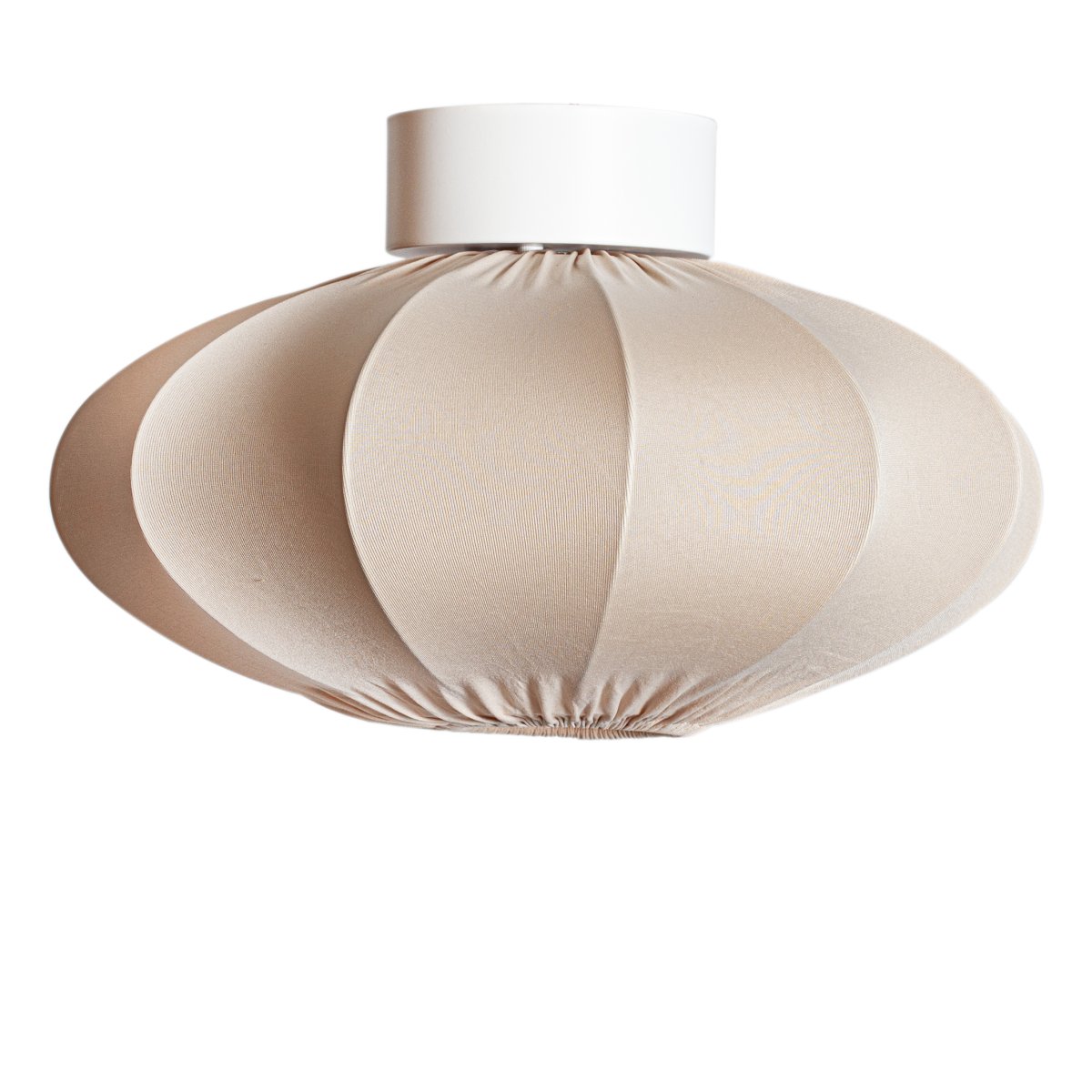 Selma Ø40 Beige plafond Fra By Rydéns - Med sitt tidl&oslash;se design og diskrete fargevalg passer Selma lett inn i ulike interi&oslash;rstiler og er et utmerket valg for de som &oslash;nsker b&aring;de funksjon og estetikk.