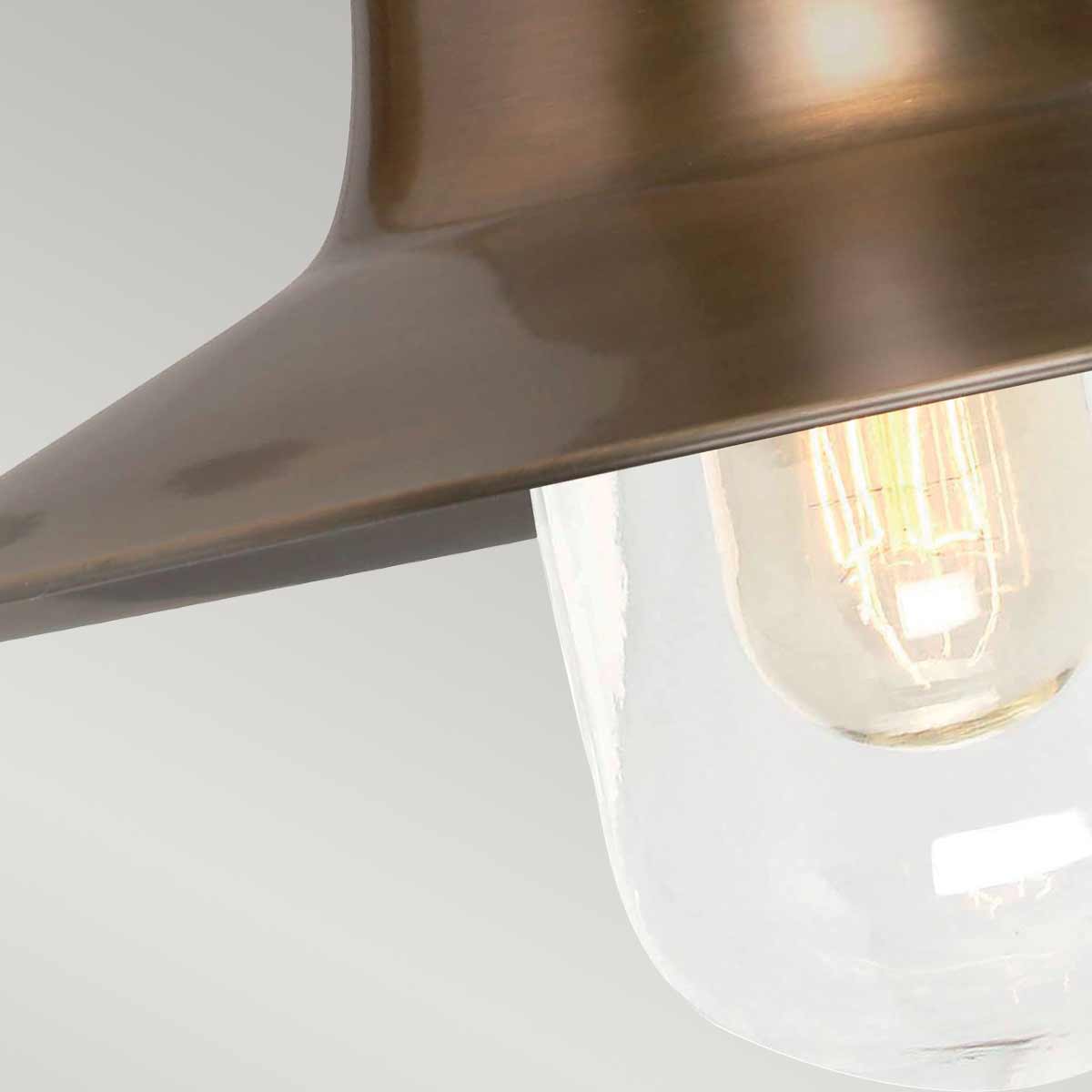 Sheldon Antikk messing utendørslampe Fra Elstead Lighting - Sheldon er både robust og stilig, perfekt for å skape en klassisk og moderne atmosfære.