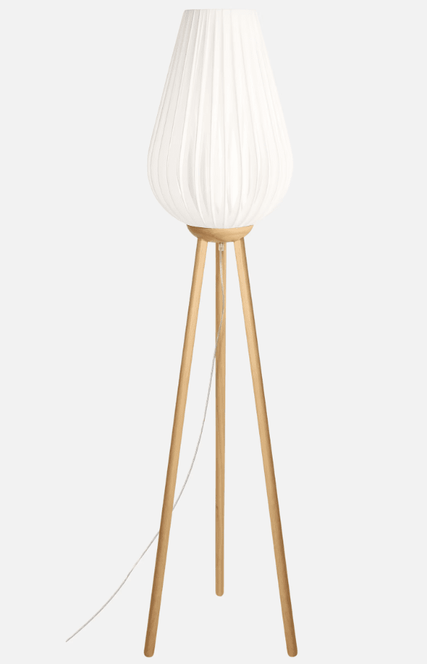 Swea Natur gulvlampe Fra Globen Lighting - Gulvlampe laget av oljet dreiet ask.