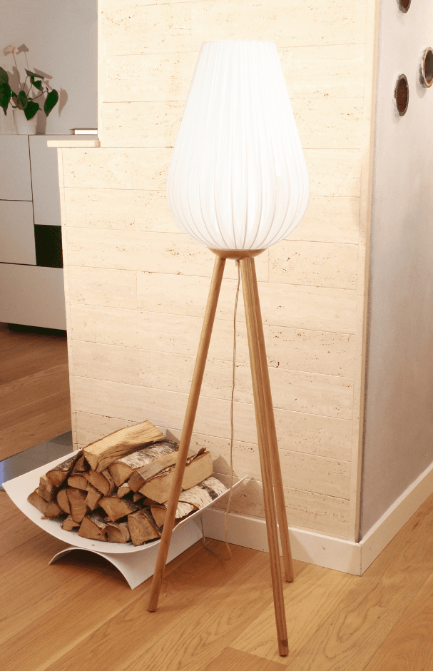 Swea Natur gulvlampe Fra Globen Lighting - Gulvlampe laget av oljet dreiet ask.