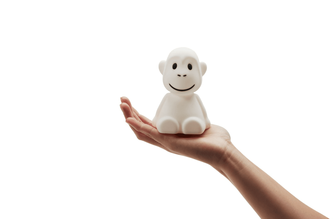 Bundle of Light - Monkey Mini Hvit barnelampe Fra Mr Maria - Legg til litt lys og glede til dagen og hjemmet ditt med denne sjarmerende Monkey-lampen.