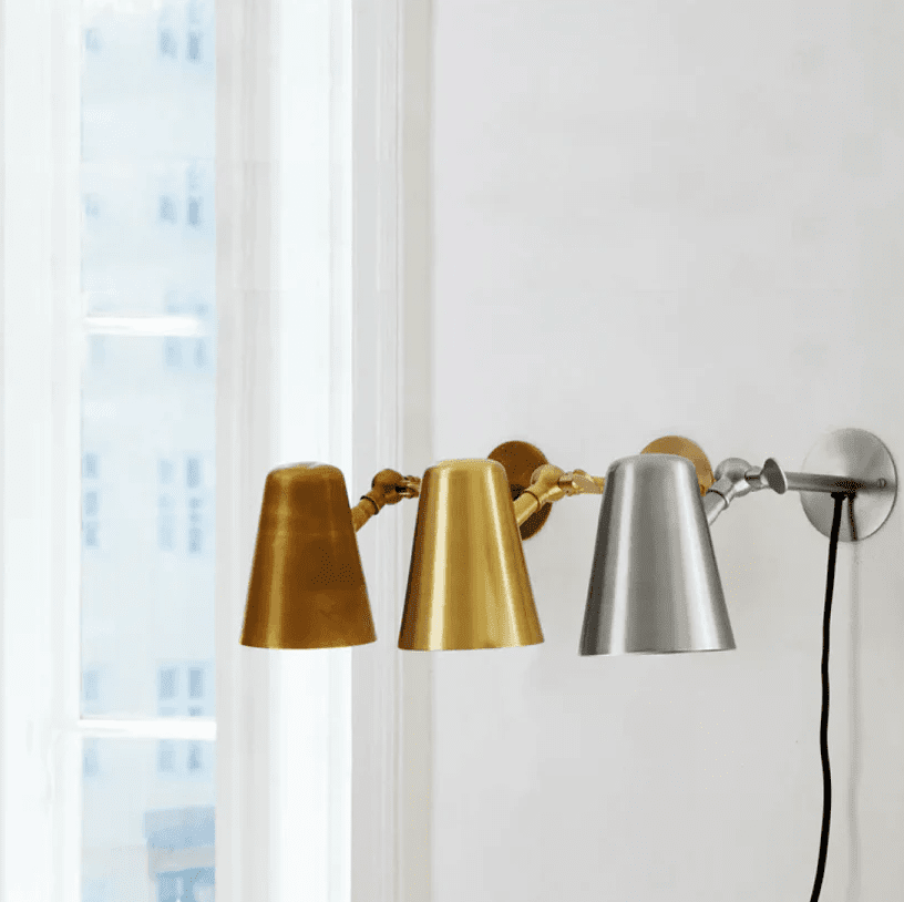 Vala Flex Matt messing leselampe Fra H. Skjalm P - Vala Flex vegglampen i matt messing er en stilig og funksjonell lampe med justerbar arm og skjerm, som gj&oslash;r den ideell for &aring; rette lyset dit det trengs.