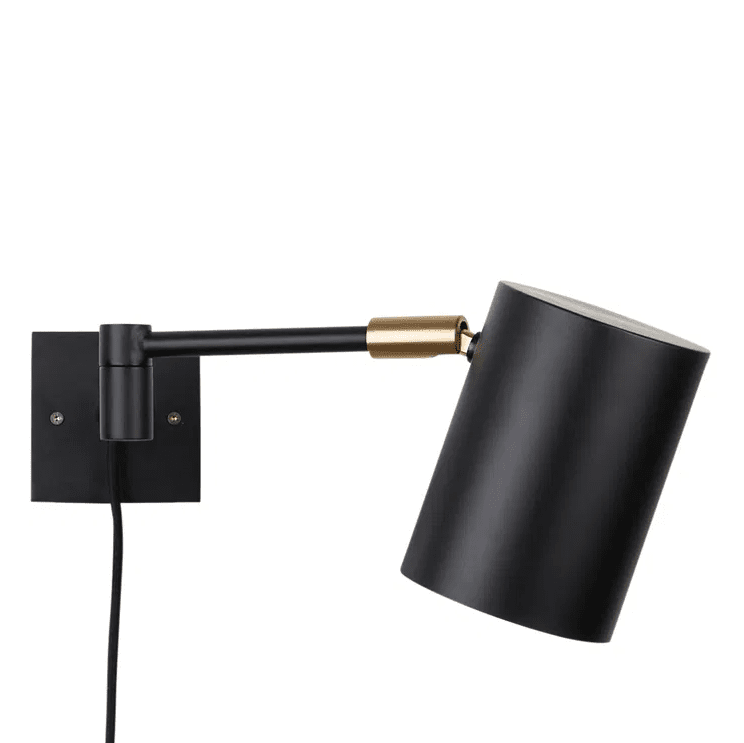 Hali Svart Fra H. Skjalm P - Enkel og elegant lampe som passer perfekt til kontoret, hallen eller som leselampe på soverommet eller ved sofaen.