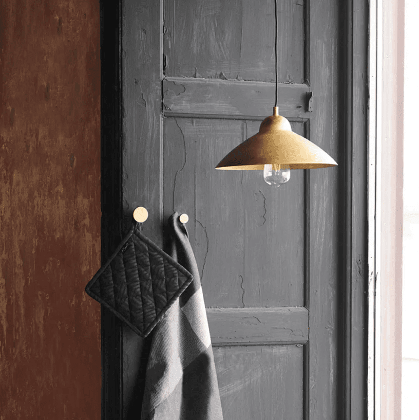 Studio 30Ø Rå messing Taklampe Fra H. Skjalm P - Den håndlagde overflaten og den varme tonen i messingen gir et tidløst uttrykk som smelter inn i mange ulike interiørstiler.