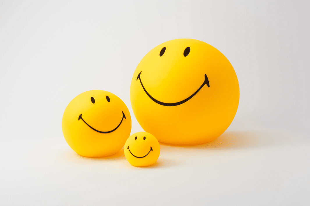 Bundle of Light - Smiley Mini Gul barnelampe Fra Mr Maria - Legg til litt lys og glede til dagen og hjemmet ditt med denne sjarmerende Smiley-lampen.