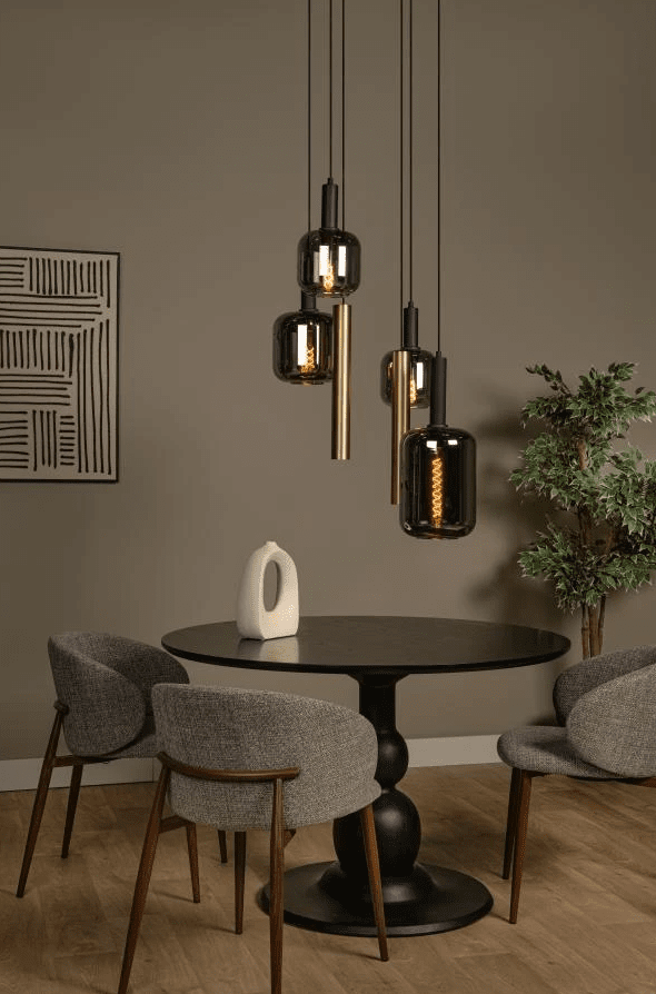 Joanet mix Ø65 Svart Taklampe Fra Lucide - Hvert lys er omsluttet av enten et messingfarget metallrør eller et elegant glasshus, der klare og røykfargede deler samhandler i en vakker kontrast.