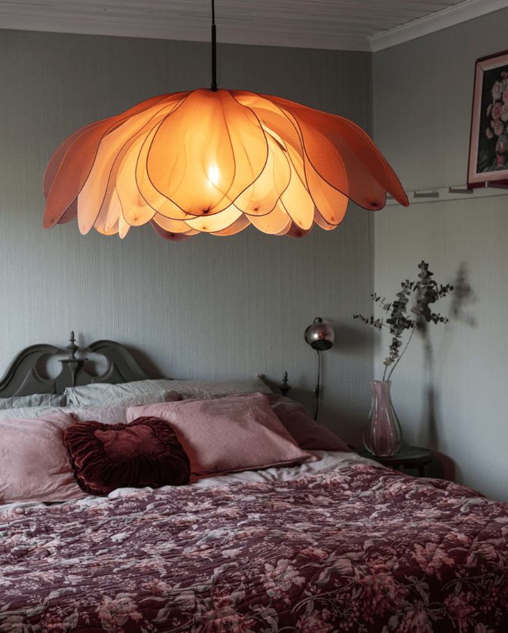Lou Lou Ø80 Rosa Taklampe Fra By Rydéns - Lou Lou blir ikke bare en lyskilde, men ogs&aring; et kunstverk i hjemmet ditt, og dens tilpassbare stil gj&oslash;r den til en perfekt interi&oslash;rdetalj for &aring; skape en unik atmosf&aelig;re.