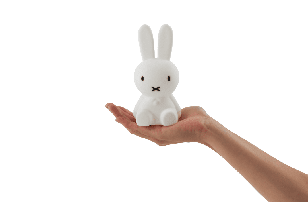 Bundle of Light - Miffy Mini Hvit barnelampe Fra Mr Maria - Legg til litt lys og glede til dagen og hjemmet ditt med denne sjarmerende Miffy-lampen.