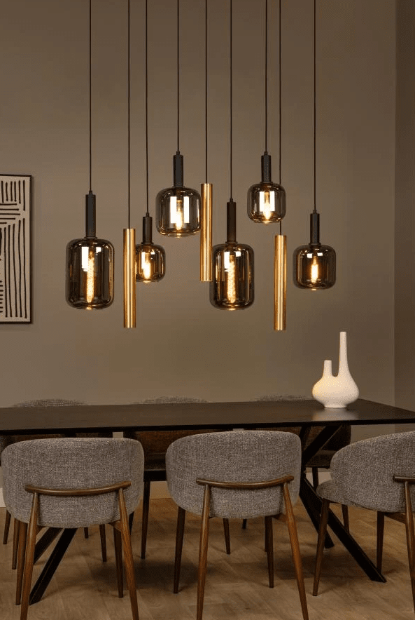 Joanet mix Ø35 Svart Taklampe Fra Lucide - Hvert lys er omsluttet av enten et messingfarget metallrør eller et elegant glasshus, der klare og røykfargede deler samhandler i en vakker kontrast.