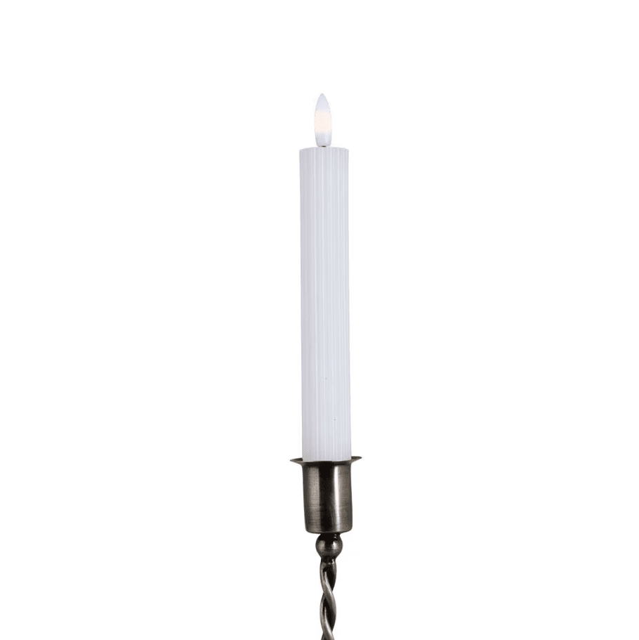 Kronelys Idun Liten 2-pk Hvit Fra Strömshaga - Lysene med riflet design er laget for &aring; imitere tradisjonelle lys med en naturlig flimrende flamme, med alle fordelene til moderne LED-teknologi.