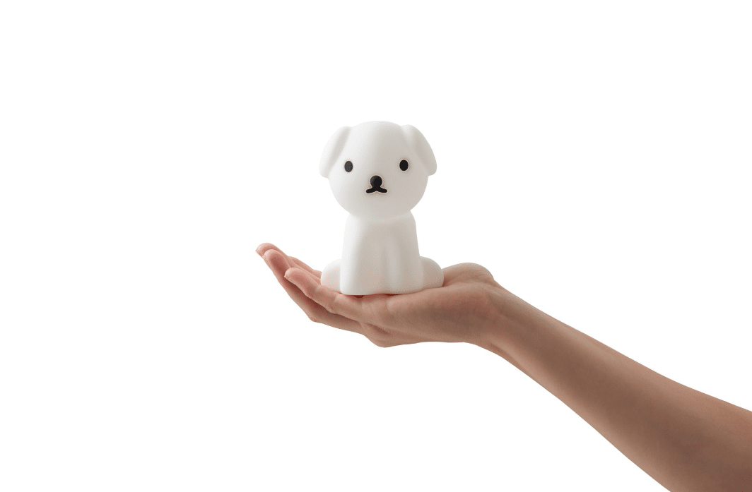 Bundle of Light - Snuffy Mini Hvit barnelampe Fra Mr Maria - Legg til litt lys og glede til dagen og hjemmet ditt med denne sjarmerende Snuffy-lampen.